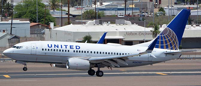 United Boeing 737-724 N24702, Phoenix Sky Harbor, June 18, 2016